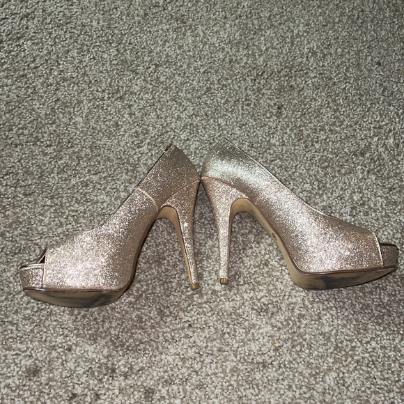 Rose Gold color. Glitter material. Open toe platform. - Picture 2 of 5